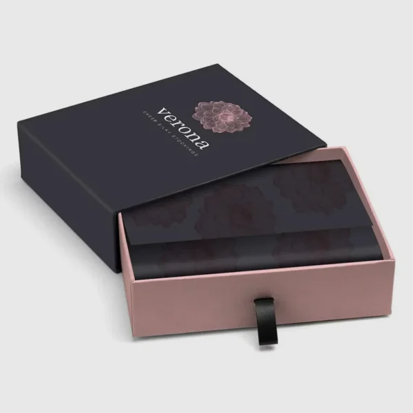 Magnetic closure rigid wallet box with custom insert.